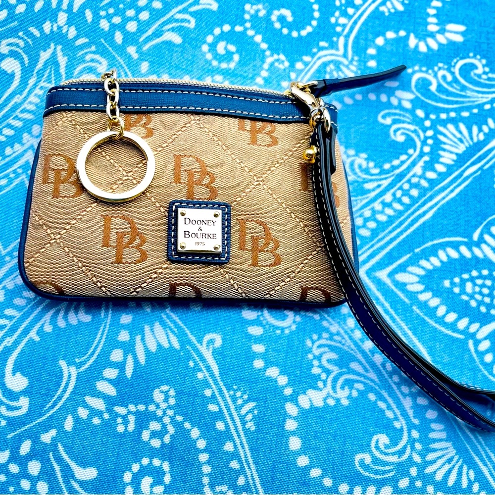 DOONEY & BOURKE Maxi Quilt Signature Medium Wristlet Wallet